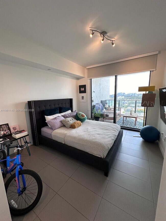 Building Photo - 1600 NE 1st Ave