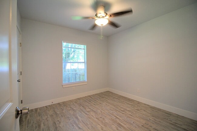 Building Photo - 3 Bedroom 2 Bath Modern home.