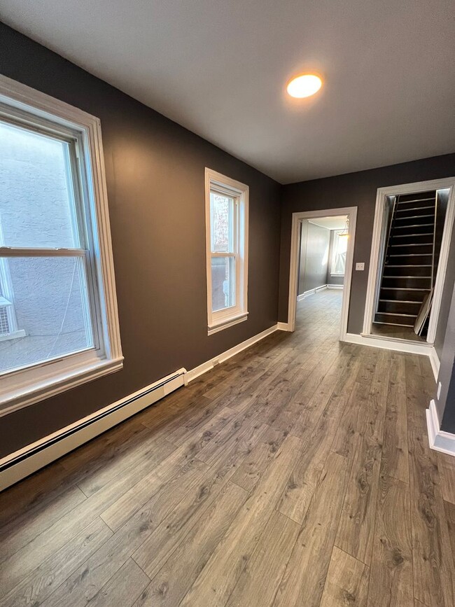 Building Photo - Fully Renovated 3 Bedroom 1 Bath Home Available