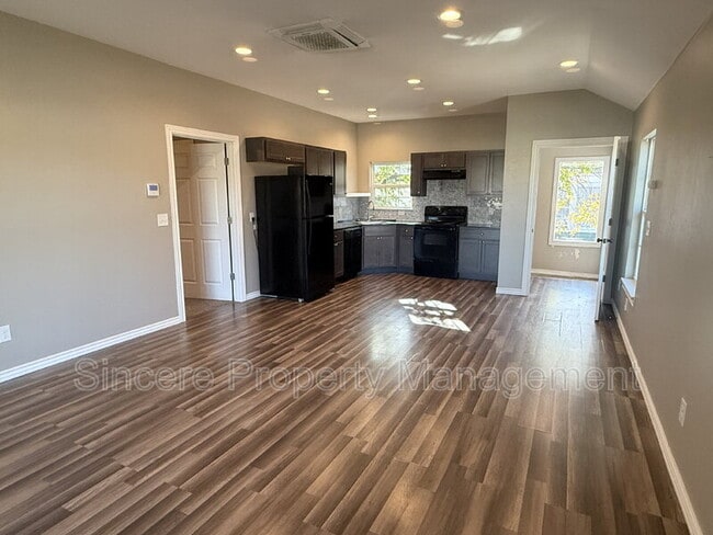 Building Photo - 2225 N Gatewood Ave