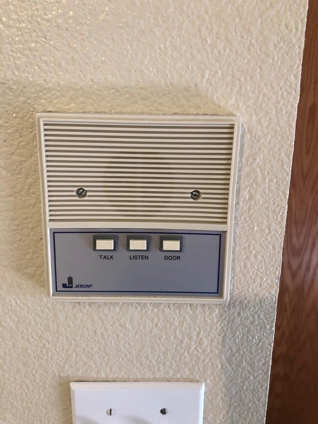 Building Photo - Nice 2br Condo in Coralville close to shop...