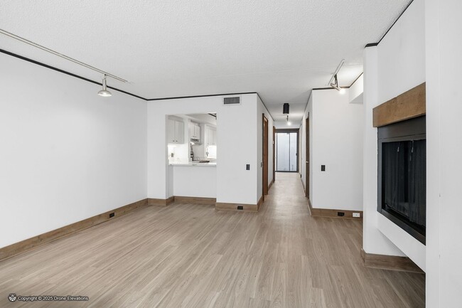 Building Photo - DOWNTOWN ~ Luxury Gene Leedy Townhouse ~ with Community Pool