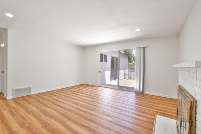 Building Photo - 1841 Briarwood Dr