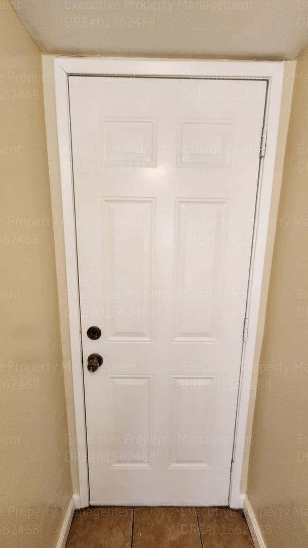 Building Photo - 2 bedroom, 1.5 bathroom townhome located near schools, shopping, restaurants, & Kern Medical Hosp...