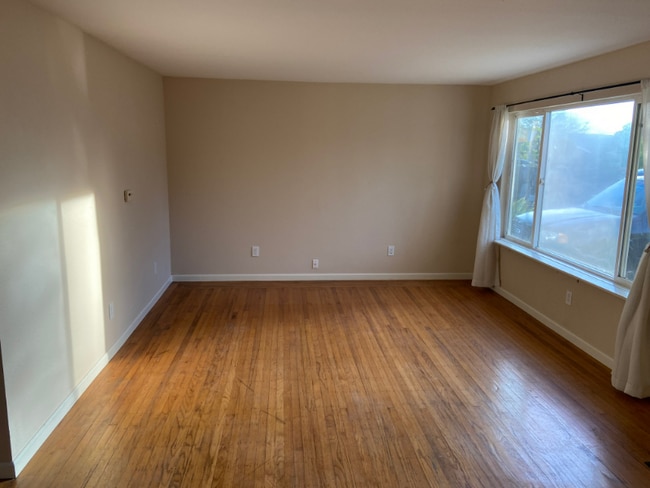 Building Photo - 2910 Knoll Dr