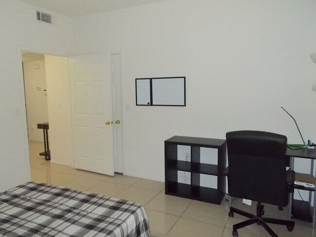 Building Photo - Beautifully Maintained Fully Furnished Home – Move-In Ready!