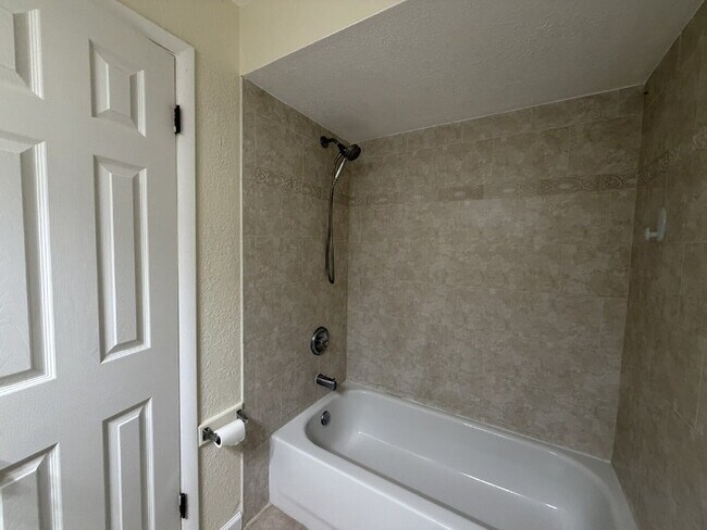 Building Photo - "Charming 3-Bedroom with 2 Full Baths in North Port"