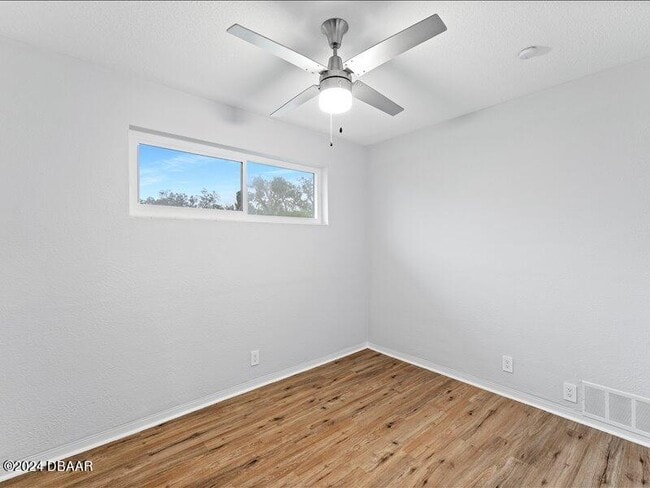 Building Photo - 879 Ponderosa Dr