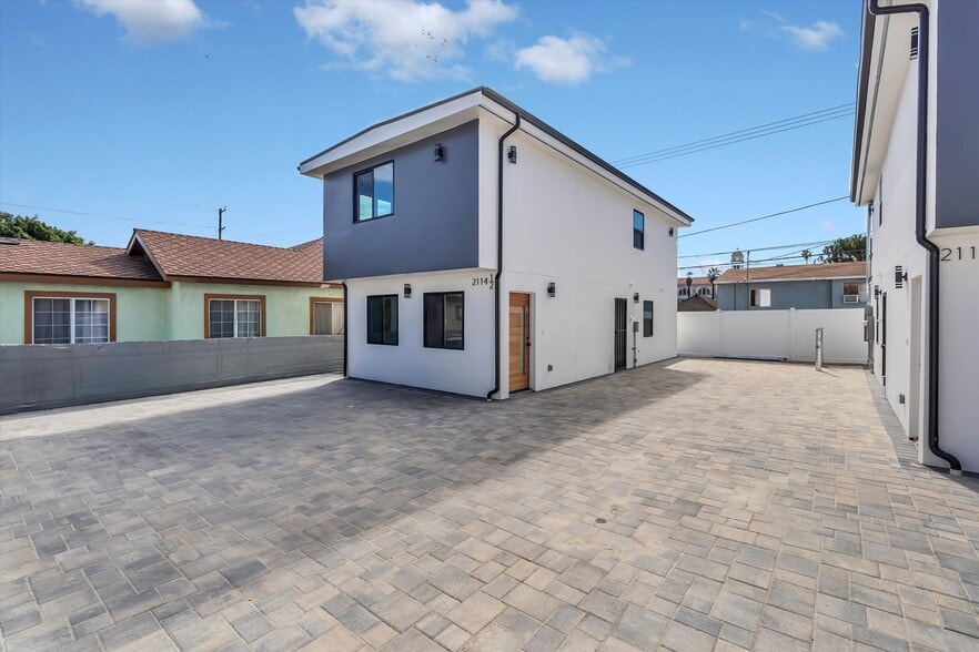 Building Photo - 2116 E 2nd St