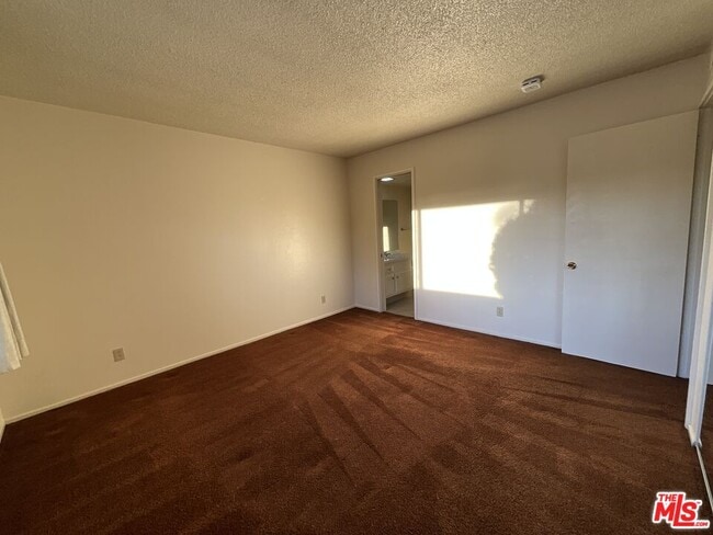 Building Photo - 46165 Burroweed Ln