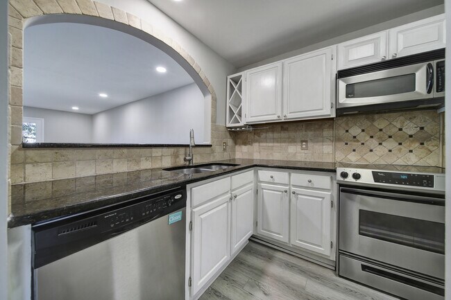 Kitchen - 333 Circle Ave