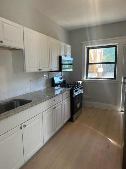 Building Photo - 4425 N Paulina St