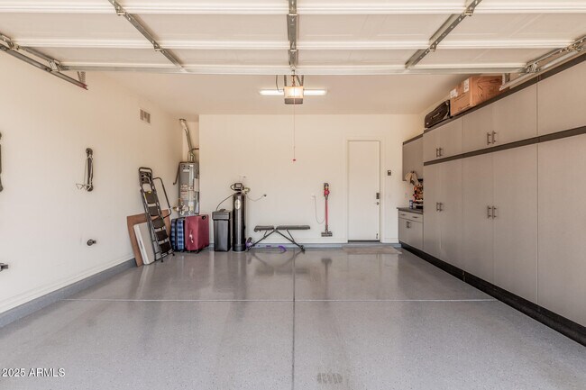 Building Photo - 3520 E Robin Ln