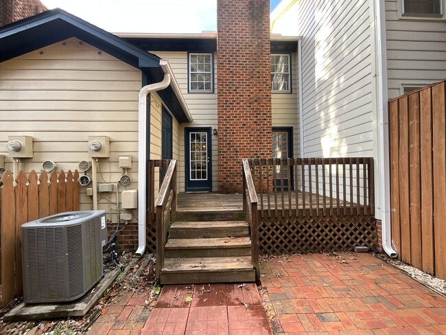 Building Photo - New listing in Greensboro- 2 BR, 2.5 Bathr...