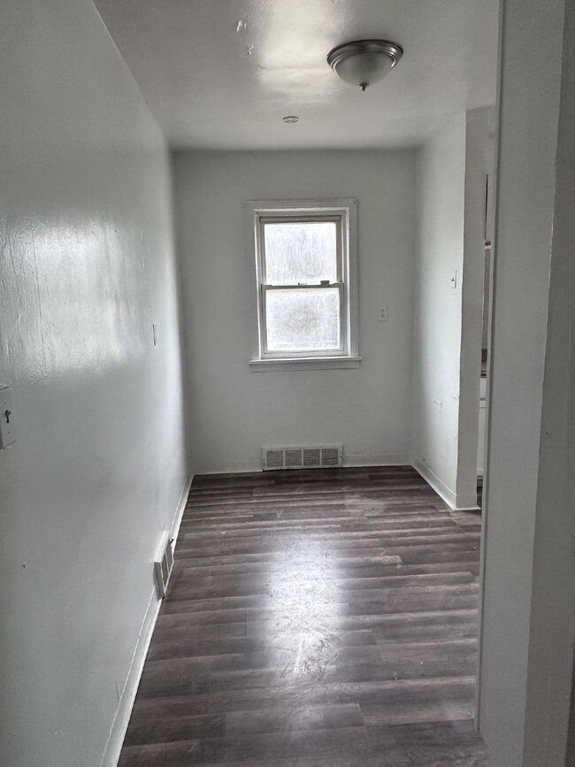 Building Photo - Vouchers welcome!  3 bedroom 1 bath