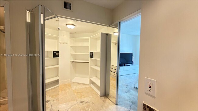 Building Photo - 3530 Mystic Pointe Dr