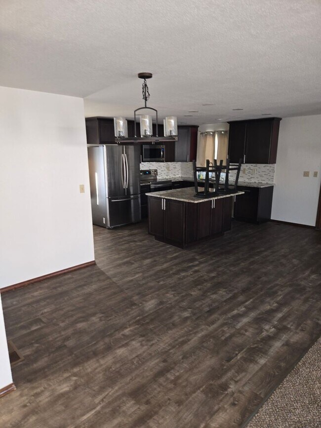 Building Photo - Beautiful Hermiston Home offers a perfect balance of comfort and convenience