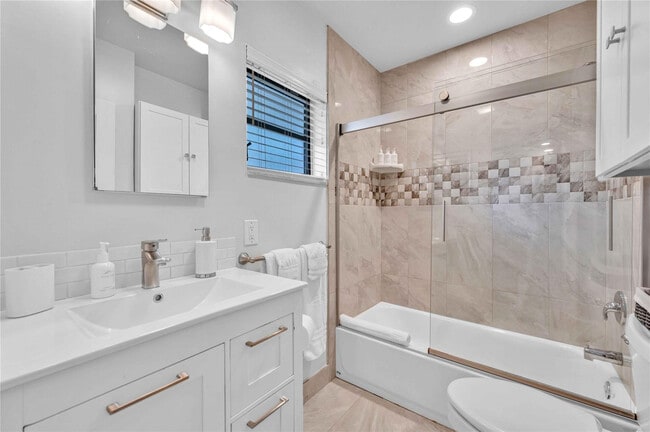 Building Photo - 2740 NE 15th St