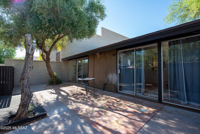 Building Photo - 5701 N Glen Creek Dr