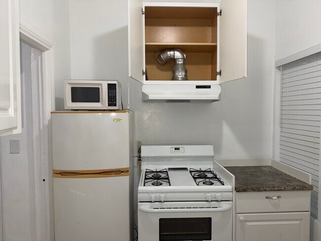 Building Photo - 1267 S Dunsmuir Ave