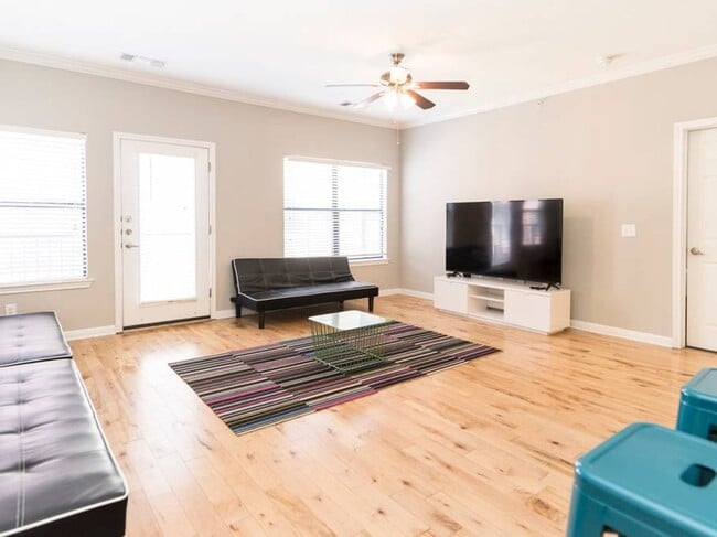 Building Photo - Texan Shoal Creek 2 Bed 2 Bath
