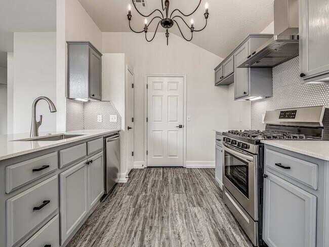 Building Photo - Newly remodeled home in Yukon!