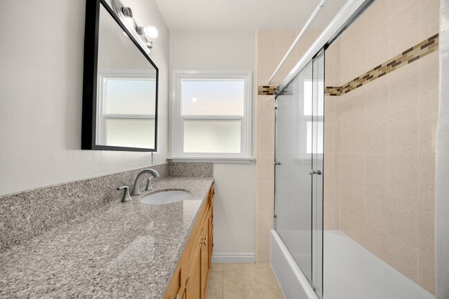 Building Photo - 3 Bed / 2 Bath Home with 2 Car Garage