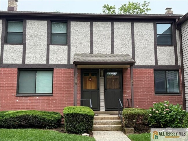 Primary Photo - 182 Newman St