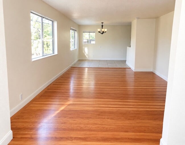 Building Photo - 12115 Dry Creek Rd