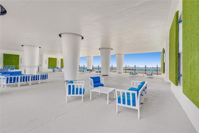 Building Photo - 1800 N Bayshore Dr