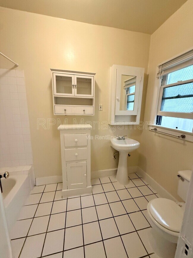 Building Photo - 1825 Ivar Ave