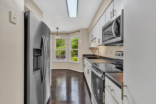 Building Photo - Spacious Roanoke County Townhouse