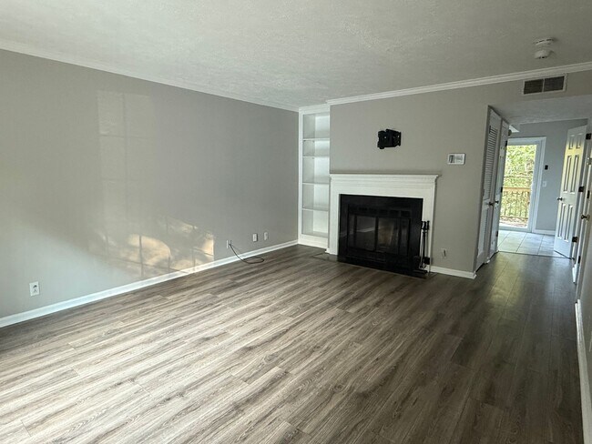 Building Photo - 3-Level End-Unit Townhome Near I-24 & Tang...
