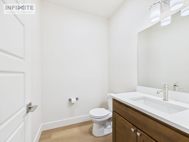 Building Photo - 3 Bedroom - Modern Comfort in a Peaceful Setting