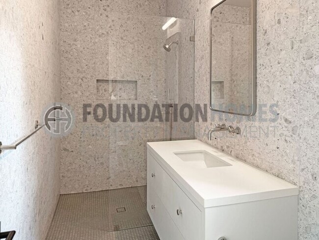 Building Photo - 500 Lovell Ave
