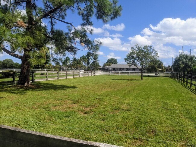 Building Photo - 819 Cindy Cir Ln