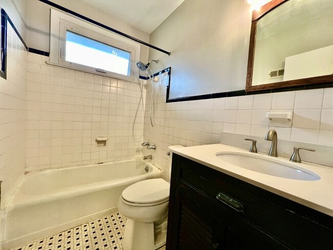 Building Photo - 3 BED CONDO IN PERFECT LOCATION!