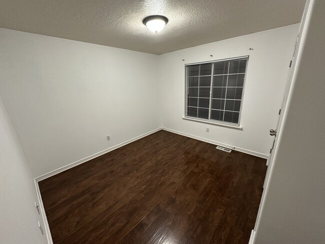 Building Photo - Spacious 4 bedroom townhome!