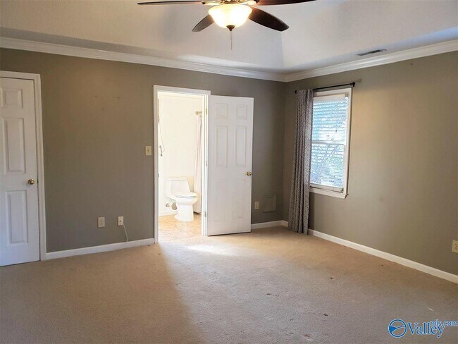 Building Photo - 1100 Leeward Dr SE