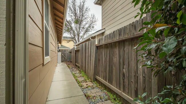 Building Photo - Beautiful 3 bedroom single story home