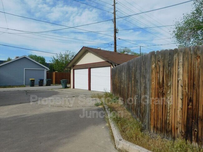 Building Photo - 930 Ouray Ave