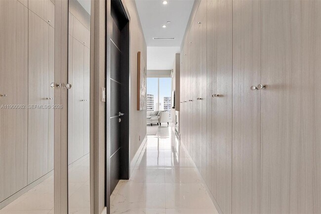 Building Photo - 900 Brickell Key Blvd