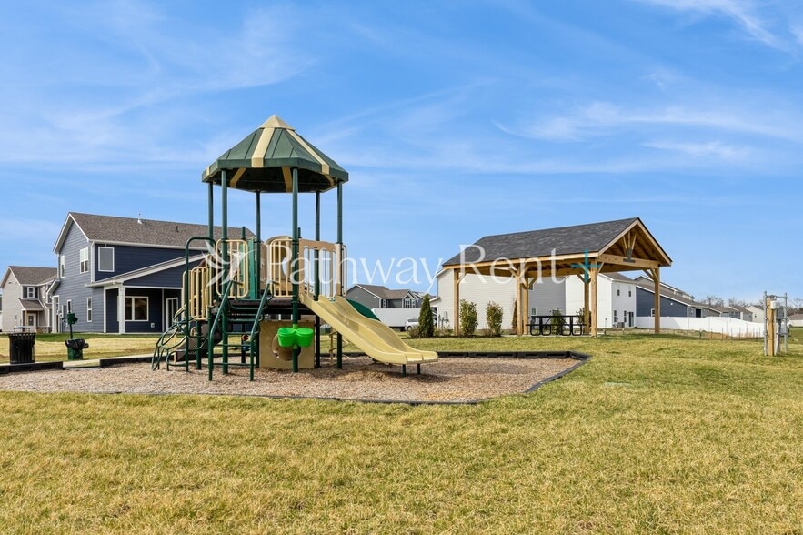 Building Photo - 3440 Quintana Dr