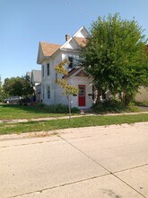 Building Photo - 1101 18 1/2 Ave NE