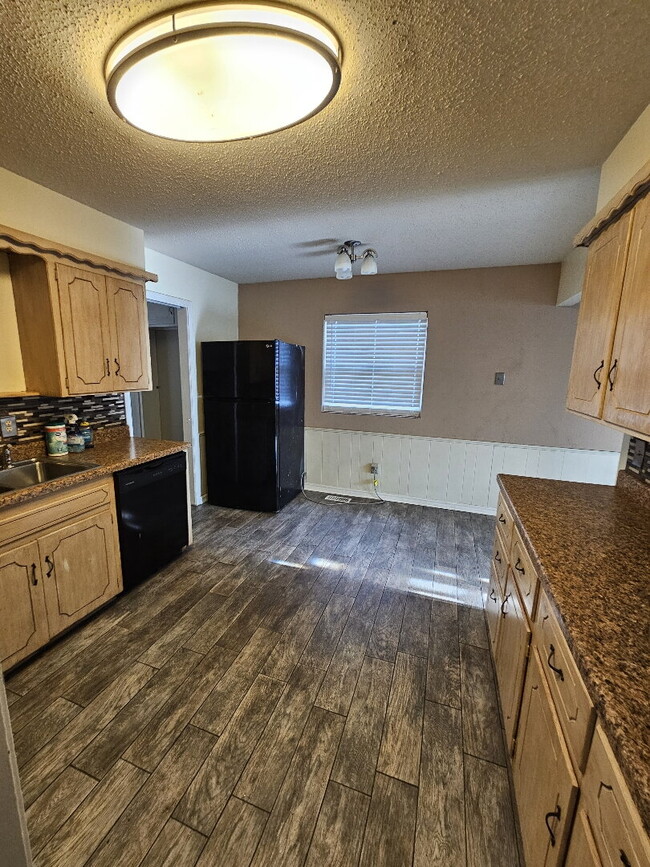 Building Photo - "Charming 2-Bed Oasis with Cozy Fireplace ...
