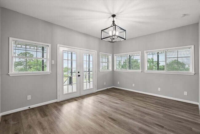 Building Photo - 401 Paradise Dr
