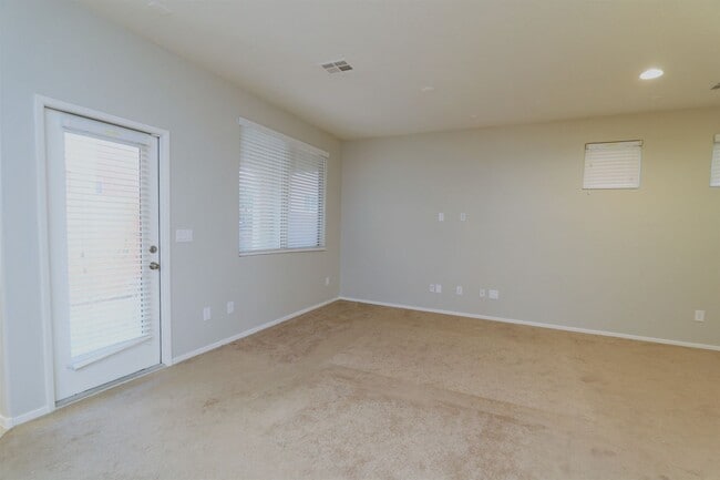 Building Photo - Beautiful 3 Bedroom Home in Southwest