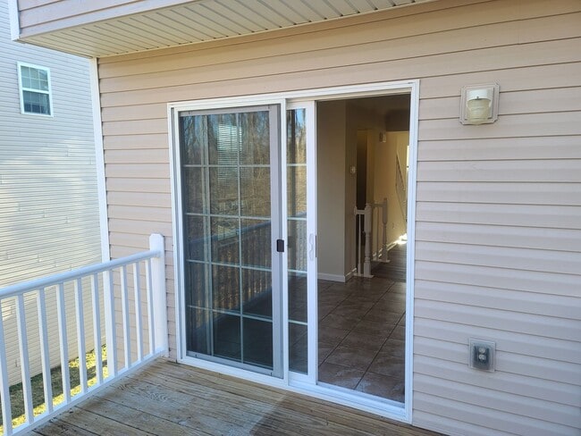 Building Photo - 3 Bedroom 2 1/2 bath ** End Unit** Townhome for Rent in Waynesboro