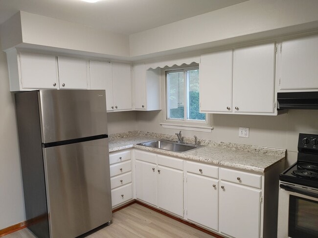 Building Photo - 4 Bedroom updated home for rent in Northwe...