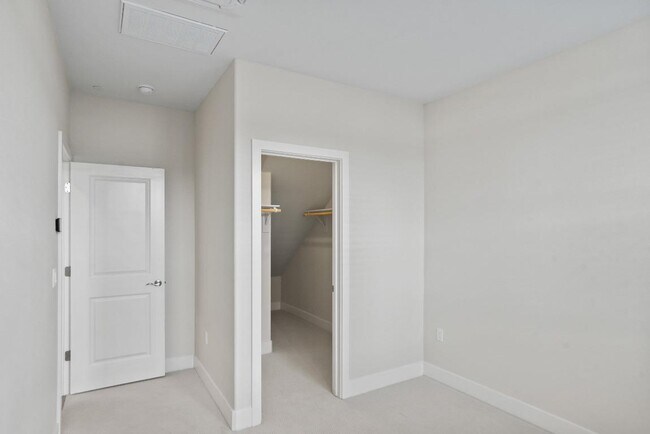 Building Photo - 587 Redberry Wy